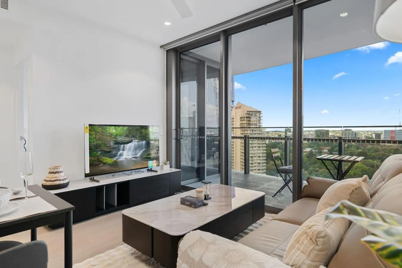 Central Brisbane Gem Walk To River Attractions